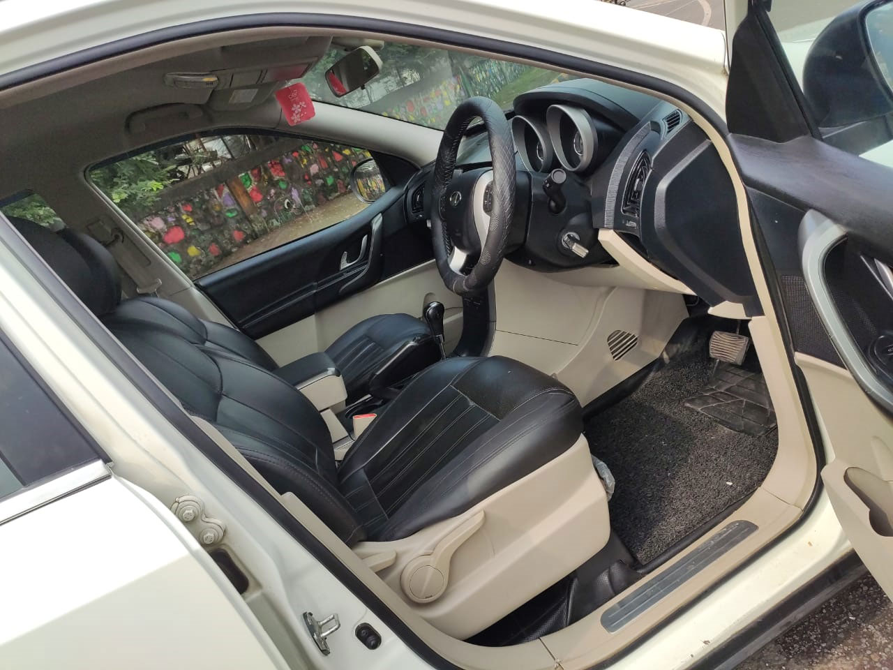 XUV 500 W6 (Automatic)